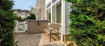 Stunning Beachside Home In Big Apple - Best of Both Worlds!