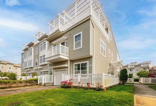 Stunning Beachside Home In Big Apple - Best of Both Worlds!