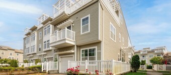 Stunning Beachside Home In Big Apple - Best of Both Worlds!