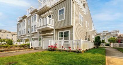 Stunning Beachside Home In Big Apple - Best of Both Worlds!