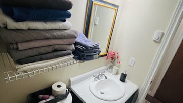 Haartrockner, HandtĂŒcher, Seife, Toilettenpapier