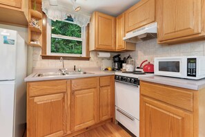 Kjøleskap, mikrobølgeovn, kokeplater og kaffetrakter/tekoker