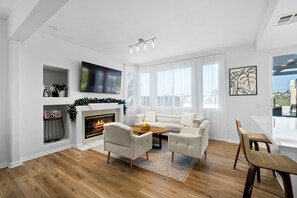 Smart TV y chimenea 