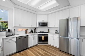 Refrigerador, microondas, horno y parrilla de estufa 