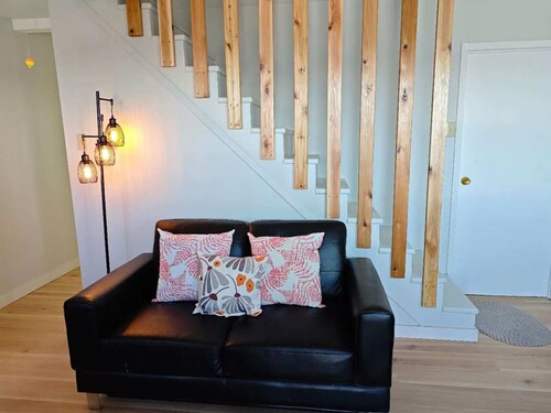 LAKEFRONT COTTAGE #2 - Less than 30 minutes to Sandbanks  - LAKE CONSECON RESORT