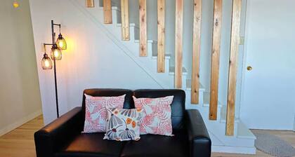 LAKEFRONT COTTAGE #2 - Less than 30 minutes to Sandbanks - LAKE CONSECON RESORT