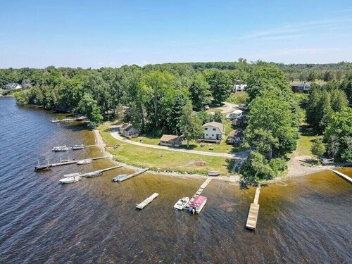 LAKEFRONT COTTAGE #2 - Less than 30 minutes to Sandbanks  - LAKE CONSECON RESORT