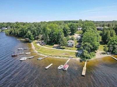 LAKEFRONT COTTAGE #2 - Less than 30 minutes to Sandbanks - LAKE CONSECON RESORT
