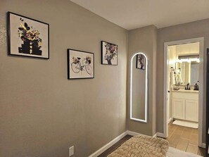 1 slaapkamer, een strijkplank/strijkijzer, wifi, beddengoed