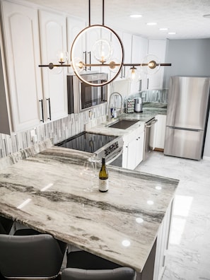 Microwave, oven, stovetop, dishwasher - Executive 6BR Home- Premium 30+ Day Corporate Housing, Alquiler Premium 30+ Días (Columbus)