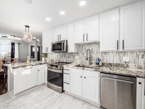 Micro-ondes, four, plaque de cuisson, lave-vaisselle