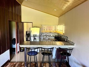 Parrilla de estufa, cafetera y tetera, licuadora y utensilios de cocina 
