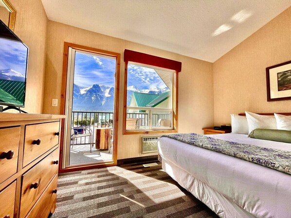 2 slaapkamers, een bureau, een strijkplank/strijkijzer, reisbedje