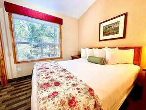 2 slaapkamers, een bureau, een strijkplank/strijkijzer, reisbedje