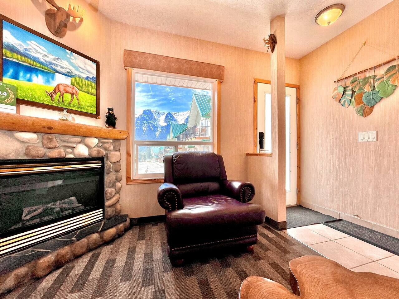 Smart-TV, Kamin, Videospiele, Bücher