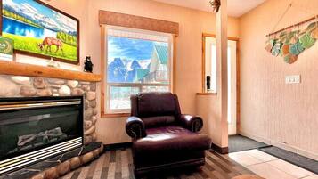 Smart-TV, Kamin, Videospiele, Bücher