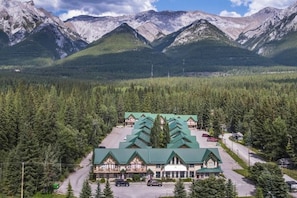 Exterior - Banff wood lodge- Mtnview/Chalet townhouse/7ppl (Harvie Heights)