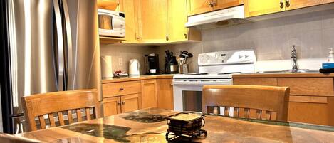 冷蔵庫、電子レンジ、オーブン、コンロ