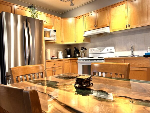 Fridge, microwave, oven, stovetop - Windtower lodge Kbed FuKn Suite MntView UGpk 4ppl (Canmore)