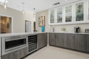 Micro-ondes, four, plaque de cuisson, lave-vaisselle