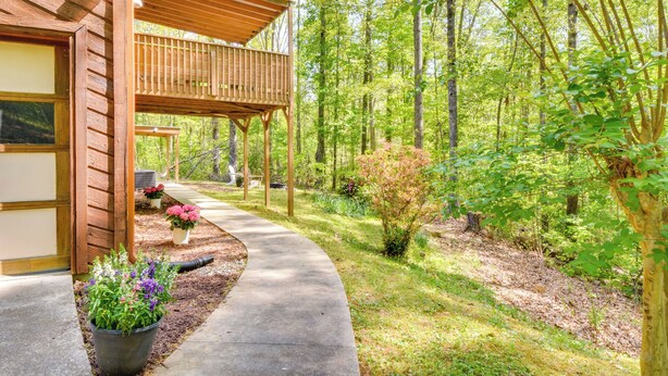 A wooden cabin with a covered porch, surrounded by a forested area. - 2 Mi to Toccoa Falls: Cozy Getaway w/ Yard! (Toccoa)
