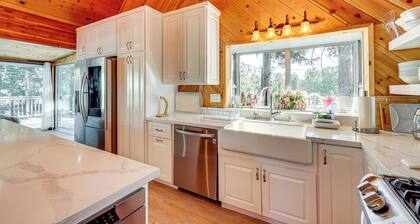 Wraparound Deck & Grill: Wrightwood Cabin Near PCT