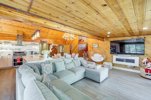 TV, fireplace - Wraparound Deck & Grill: Wrightwood Cabin Near PCT (Wrightwood)