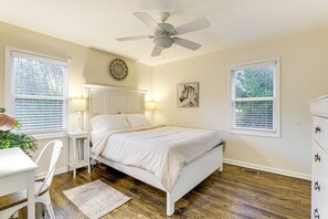 3 bedrooms, iron/ironing board, Internet, bed sheets - 1 Mi to Stone Mountain Park: Outdoor Haven! (Stone Mountain)