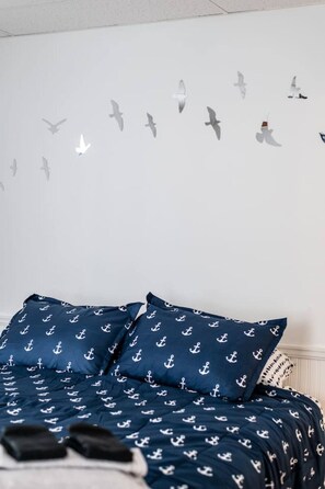 3 bedrooms, desk, iron/ironing board, travel cot