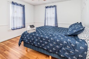 3 bedrooms, desk, iron/ironing board, travel crib