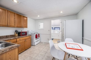 Fridge, oven, stovetop, coffee/tea maker