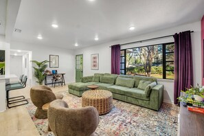 智能電視、乒乓球設施