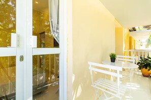 Outdoor dining - Spacious 3-bedroom apartment in delightful Cartagena de Indias with WiFi, AC (Cartagena de Indias)
