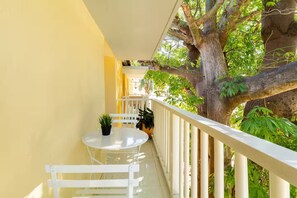 Outdoor dining - Spacious 3-bedroom apartment in delightful Cartagena de Indias with WiFi, AC (Cartagena de Indias)