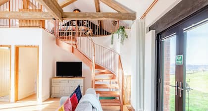 2 bedroom accommodation in Leighton, near Welshpool