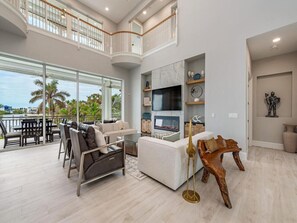 Téléviseur connecté, chaîne audio, bureau, écran d’ordinateur