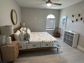 6 Schlafzimmer, Schreibtisch, Bügeleisen/Bügelbrett, Reisekinderbett