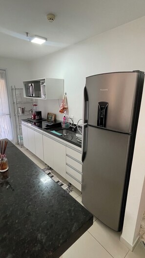 Microwave, stovetop, coffee/tea maker, blender - Taguá Life Resort - ideal for your stay in Brasília and the region (Taguatinga)