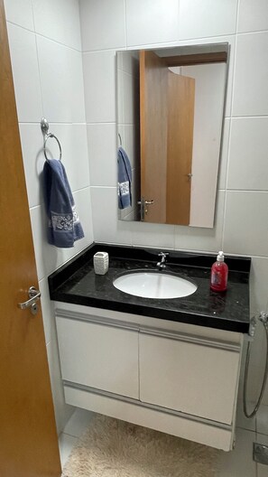 Douche, serviettes fournies, savon, papier toilette