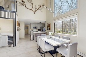 Dining - Spacious island home near Farm Neck Golf Course, the beach and town (Oak Bluffs)