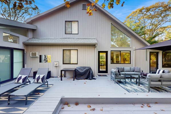 Terrace/patio - Spacious island home near Farm Neck Golf Course, the beach and town (Oak Bluffs)