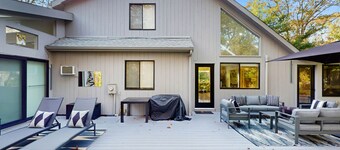 Spacious island home near Farm Neck Golf Course, the beach and town