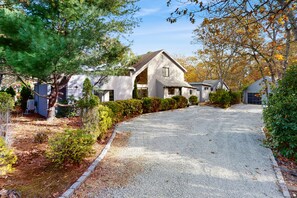 Exterior - Spacious island home near Farm Neck Golf Course, the beach and town (Oak Bluffs)