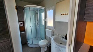 シャワー、ヘアドライヤー、タオル