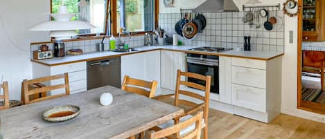 Kylskåp, spishäll och diskmaskin