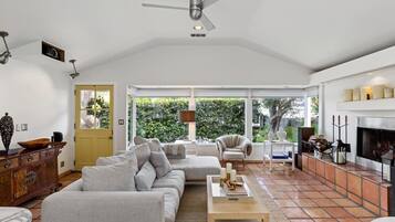 Una Smart TV, una chimenea, una impresora