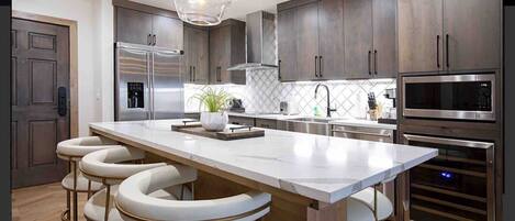 Kjøleskap, ovn, kokeplater og oppvaskmaskin