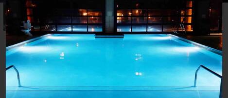 Inomhuspool och utomhuspool