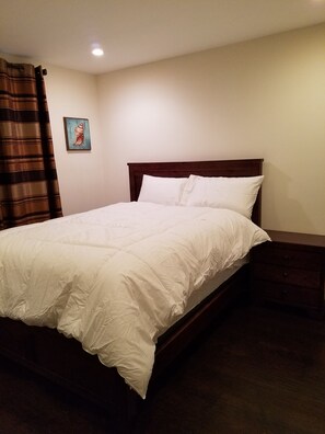 2 bedrooms, iron/ironing board, travel cot, WiFi - Cozy Cottage, 2-bedroom duplex in delightful Beach City with WiFi, AC (Torrance)