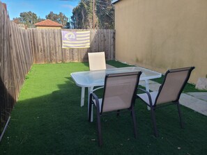 Outdoor dining - Cozy Cottage, 2-bedroom duplex in delightful Beach City with WiFi, AC (Torrance)